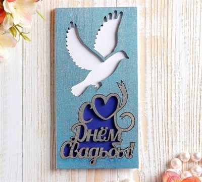 Конверт деревянный резной "С Днём Свадьбы!" голубь, голубое сердце - фото 14477