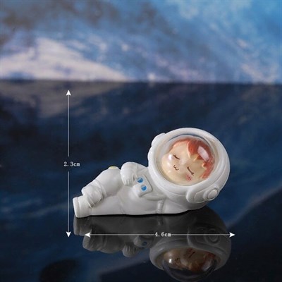 Космонавт лежит мини-фигурка 2,3*4,6см - фото 24881