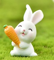 Кролик с морковкой мини-фигурка 2,5*4,5см