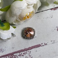 Кабошон круг в цапах со страз. в серебре персиковый камень , пришив. 12 мм