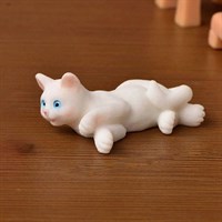 Кошка белая лежит мини-фигурка 2,4*4,5см