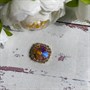 Кабошон круг в цапах со страз. в золоте фиолетово-оранжевый камень , пришив. 12 мм - фото 19811